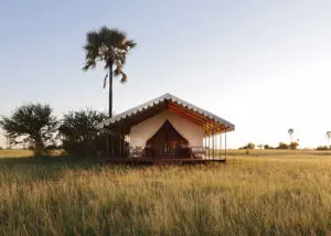 Con sus tiendas de safari de estilo vintage, San Camp ofrece una experiencia completa en el desierto, al borde de los legendarios salares de Makgadikgadi.