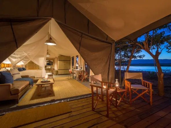 Las elegantes suites de lona tienen amplios interiores y se abren a una terraza de madera con vistas al Zambeze.