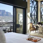 Votre chambre supérieure de luxe est dotée de hautes fenêtres en verre coussiné qui permettent d'admirer les merveilles naturelles de la ville du Cap.