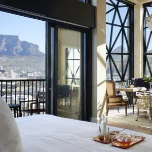 Votre chambre supérieure de luxe est dotée de hautes fenêtres en verre coussiné qui permettent d'admirer les merveilles naturelles de la ville du Cap. 