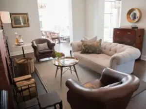 Siéntese y relájese en el salón, con cómodos muebles y una chimenea que cobra vida en las noches frías. 