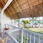 Todas las habitaciones tienen aire acondicionado y una bonita terraza que da al cocotero que bordea el mar.