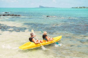Explore la costa en kayak.