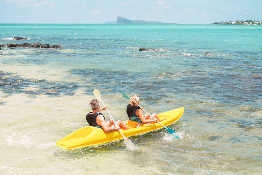 Explore la costa en kayak.