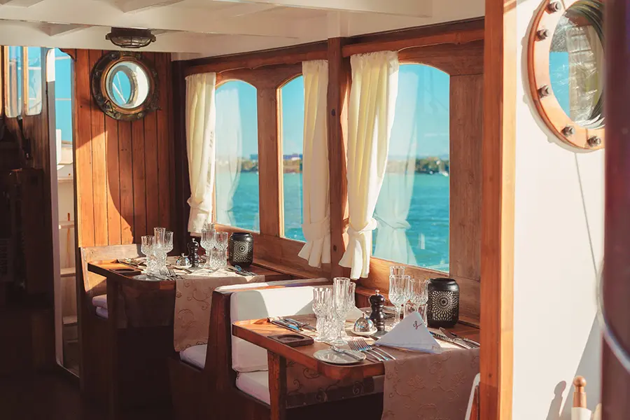 El restaurante Lady Lisbeth imita el interior de un viejo barco, perfecto para cenas románticas en las noches más ventosas. 