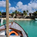 Suba al barco del hotel que le llevará a Grand Baie para visitar algunos mercados. 