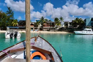 Suba al barco del hotel que le llevará a Grand Baie para visitar algunos mercados. 