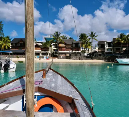 Suba al barco del hotel que le llevará a Grand Baie para visitar algunos mercados. 