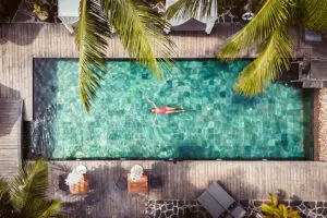 Disfrute de una tarde tumbado junto a la piscina.
