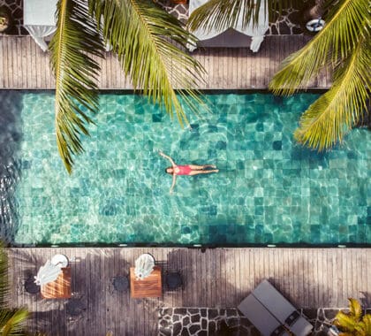 Disfrute de una tarde tumbado junto a la piscina.
