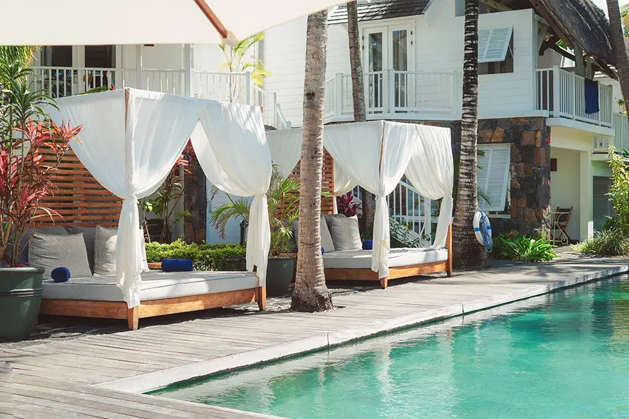 El patio y la zona de la piscina están cerrados y son privados.