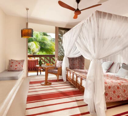El alojamiento abarca desde villas privadas hasta suites con jardín, todas ellas decoradas con un estilo fresco y contemporáneo.