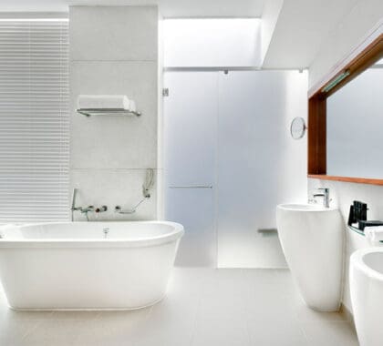 Los modernos cuartos de baño de líneas limpias del Meliá son luminosos, espaciosos y amplios.