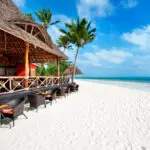 El restaurante Gabi Beach de Meliá se encuentra en una playa de arena fina y sirve bebidas y parrilladas de marisco.