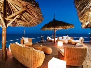 Los materiales naturales se combinan con un diseño moderno para crear un ambiente elegante y orgánico en el Meliá Zanzíbar.