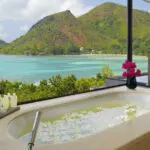Las vistas desde la bañera no pueden ser mejores que las del Raffles Praslin, un refugio clásico de las Seychelles.