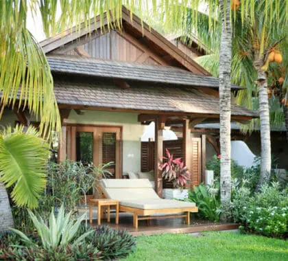 Las palmeras y los jardines tropicales proporcionan un entorno exuberante a algunas de las suites del hotel.