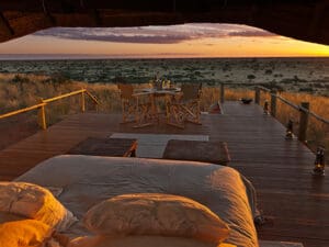 Pruebe a dormir fuera del Kalahari en Motse Lodge: ¡la puesta y la salida del sol nunca han sido tan emocionantes!