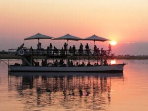 Disfrute de un crucero al atardecer por el río Chobe, con un gin-tonic en la mano.