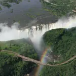 Las poderosas cataratas Victoria se contemplan mejor desde el aire; ¿por qué no prueba un vuelo en ultraligero, un vuelo panorámico o una vuelta en helicóptero?
