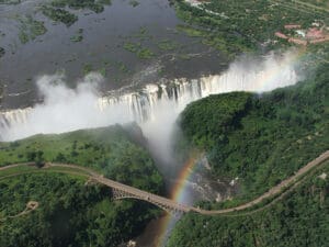 Las poderosas cataratas Victoria se contemplan mejor desde el aire; ¿por qué no prueba un vuelo en ultraligero, un vuelo panorámico o una vuelta en helicóptero?
