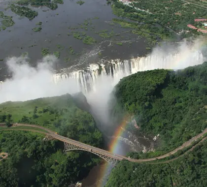Las poderosas cataratas Victoria se contemplan mejor desde el aire; ¿por qué no prueba un vuelo en ultraligero, un vuelo panorámico o una vuelta en helicóptero?