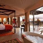 Todas las lujosas suites del campamento de elefantes cuentan con hermosas bañeras exentas con vistas a la naturaleza salvaje.