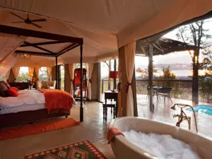 Todas las lujosas suites del campamento de elefantes cuentan con hermosas bañeras exentas con vistas a la naturaleza salvaje.
