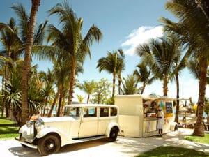 LUX Belle Mare cuenta con su propio camión de comida vintage, que le traerá los cócteles y los aperitivos.