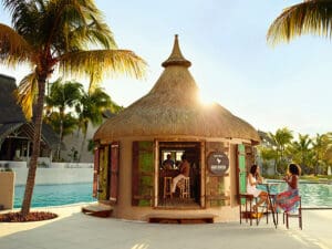 Cuando el sol empieza a ponerse, ¿por qué no disfrutar de un refrescante cóctel alrededor de la piscina?