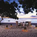 A los recién casados les encantarán las cenas privadas en la playa de The Oberoi.