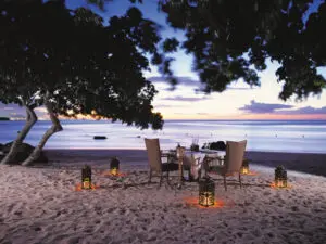 A los recién casados les encantarán las cenas privadas en la playa de The Oberoi.