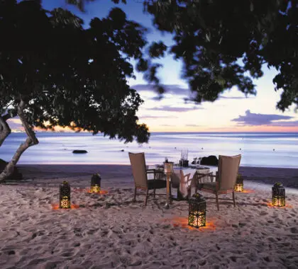 A los recién casados les encantarán las cenas privadas en la playa de The Oberoi.