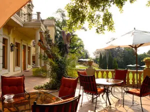 Disfrute de un relajado desayuno en la terraza del Fairlawns antes de salir a explorar Johannesburgo en una excursión o de compras.