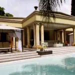 Fairlawns cuenta con una encantadora piscina y un spa de categoría mundial, ideal para relajarse y rejuvenecer.
