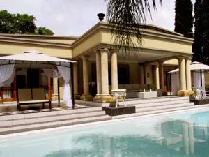 Fairlawns cuenta con una encantadora piscina y un spa de categoría mundial, ideal para relajarse y rejuvenecer.