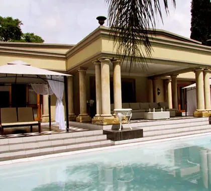 Fairlawns cuenta con una encantadora piscina y un spa de categoría mundial, ideal para relajarse y rejuvenecer.