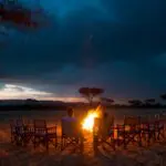Las noches son para intercambiar historias y momentos inolvidables de safari alrededor de la hoguera.