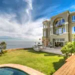 21 Nettleton se encuentra en una gran finca ajardinada en lo alto del siempre popular Clifton, en Ciudad del Cabo.