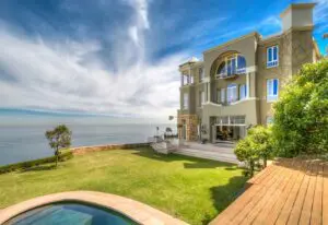 21 Nettleton se encuentra en una gran finca ajardinada en lo alto del siempre popular Clifton, en Ciudad del Cabo.