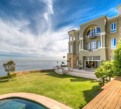 21 Nettleton se encuentra en una gran finca ajardinada en lo alto del siempre popular Clifton, en Ciudad del Cabo.