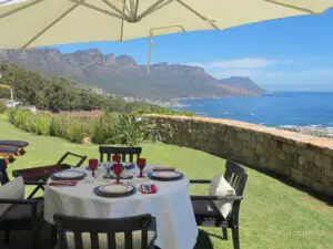 Comience el día con un desayuno al aire libre con vistas a la hermosa costa atlántica, antes de salir a explorar la ciudad.