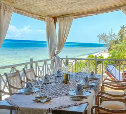 Disfrute de una deliciosa comida en el comedor con vistas al océano Índico.