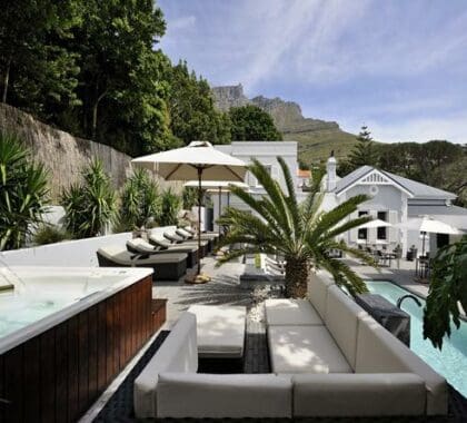 La zona de la piscina cuenta con amplias terrazas que ofrecen magníficas vistas de Table Mountain y Lion's Head