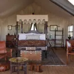 Las tiendas ofrecen enormes camas de cuatro postes, envueltas en algodón crujiente y mantas suaves como plumas, elevadas sobre alfombras persas.