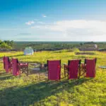 El campamento Sanctuary Kichakani Serengeti, en Tanzania, tiene un hermoso paisaje de sabana cubierta de hierba, salpicada de árboles espinosos y afloramientos rocosos.