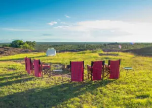 El campamento Sanctuary Kichakani Serengeti, en Tanzania, tiene un hermoso paisaje de sabana cubierta de hierba, salpicada de árboles espinosos y afloramientos rocosos.
