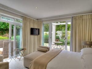 La suite del jardín es luminosa y espaciosa, con dos patios para sentarse y disfrutar.