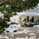 Cena al aire libre en los hermosos jardines mientras escuchas el bello trinar de los pájaros.