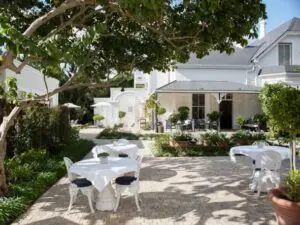 Cena al aire libre en los hermosos jardines mientras escuchas el bello trinar de los pájaros.